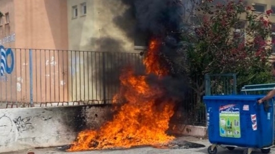 Παιδιά έβαλαν φωτιά σε χημικές τουαλέτες στη Δροσιά